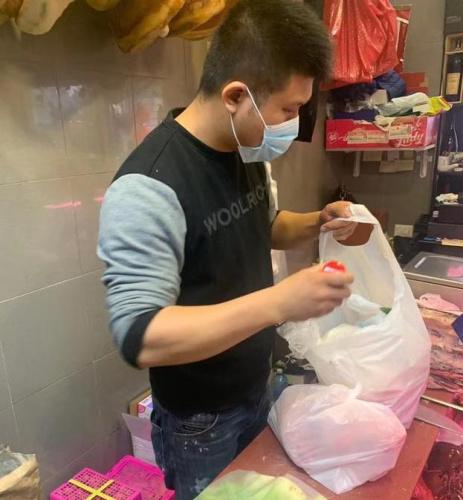 “请困难侨胞来我店里领食物” 爱心在米兰传递