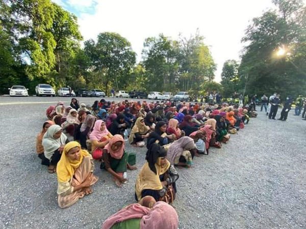 罗兴亚难民再硬闯Langkawi🔥故意破坏『引擎和船身』，逼官员人道收留他们！