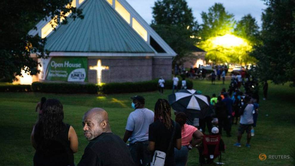 Long lines, voting machine problems fuel investigations in US state of Georgia