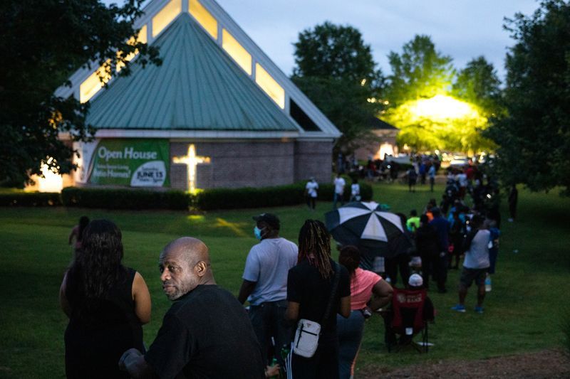 Long lines, voting machine problems fuel investigations in U.S. State of Georgia