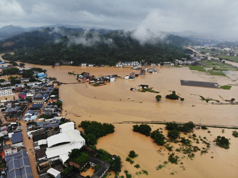 中国南方近日豪雨成灾!⚡ 已致8省份176万人受灾9死5失踪!