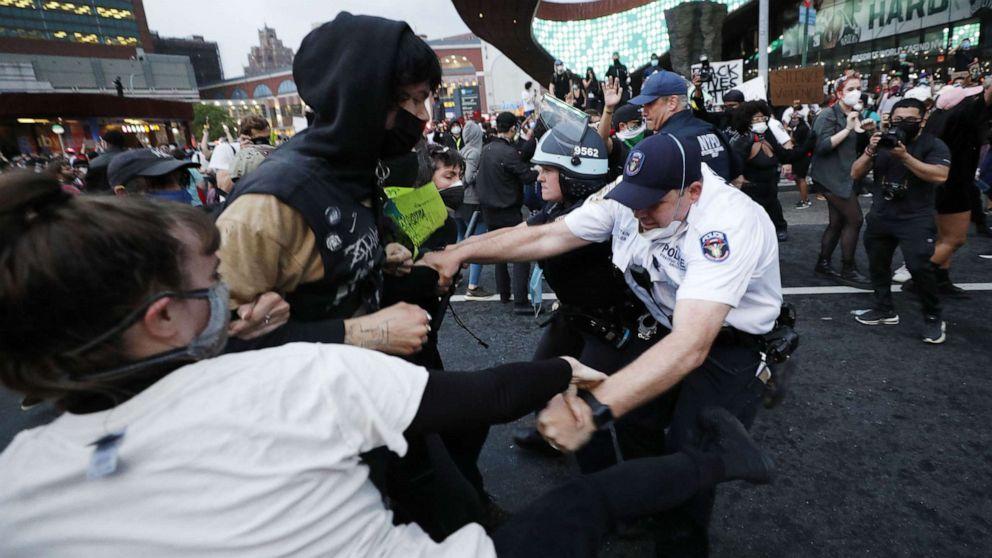 纽约警员暴力对待示威民众后被控4项罪名 检方:绝不姑息