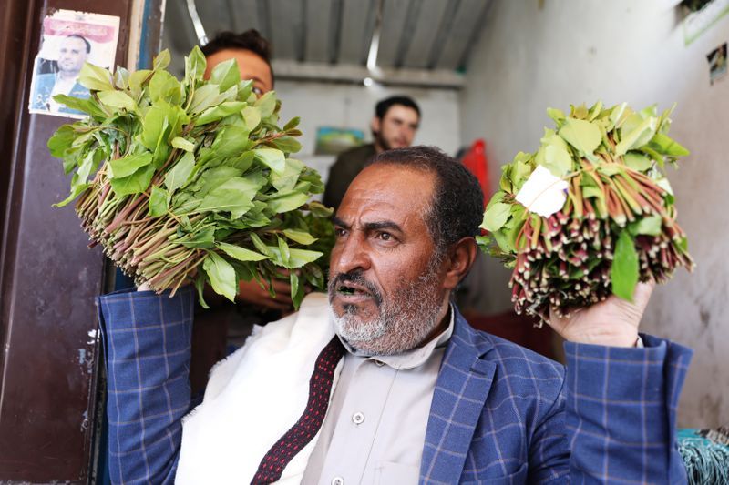 Yemen's qat markets still draw crowds despite coronavirus threat
