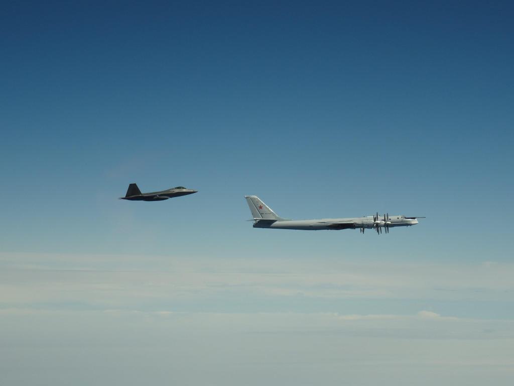 俄4架轰炸机抵近阿拉斯加 美军F-22紧急升空拦截