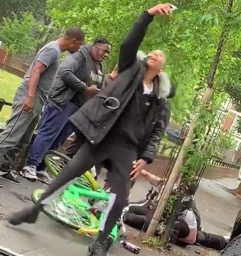 英警察街头遇袭路人看热闹 警察工会主席:我们不是社会的出气筒