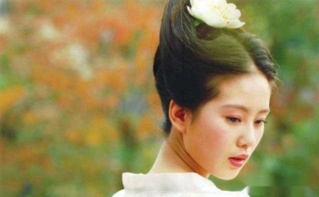 刘诗诗年轻时合照被扒，人群中十分显眼，颜值更接近刚出道样子