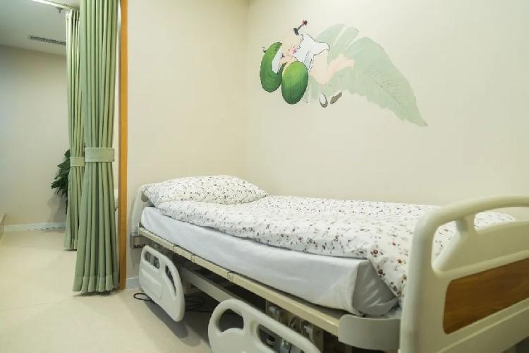 13岁男孩爱玩手机, 突然「看东西重影+ 身体僵硬不动」, 被查出“脑中风”!