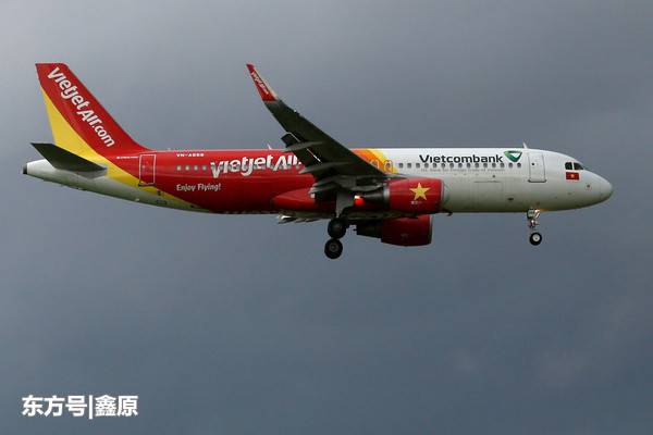 越南A321客机因天气影响降落后冲进草皮，深陷泥坑中！