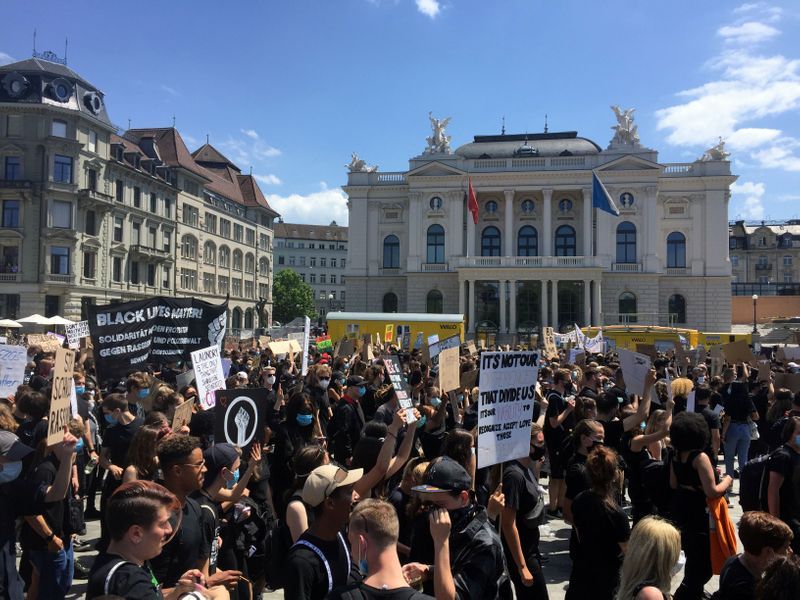 More than 10,000 March in zurich against racism
