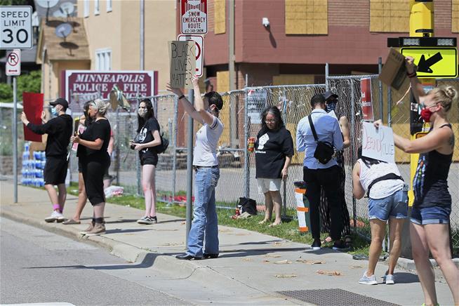 Citing a Lack of Support, Police in Minneapolis Start to Resign