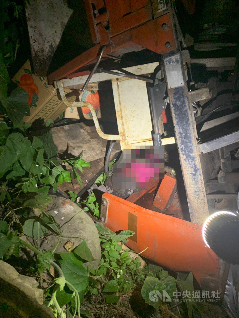 阿嬷开搬运车翻车·孙子被压爆头亡