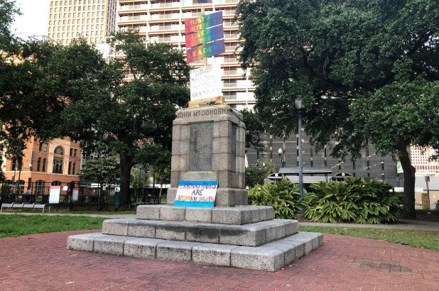 美国一座雕塑被推下河后下落不明 市长紧急喊话“快还回来”