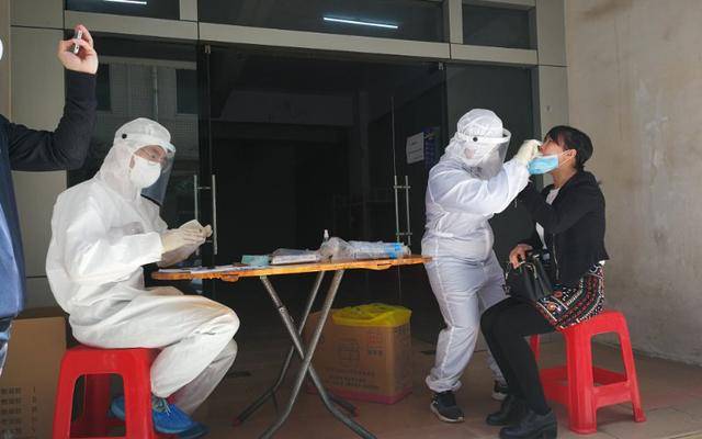 学生口罩轮流使用？菲律宾小学毕业典礼就是这样完成的！