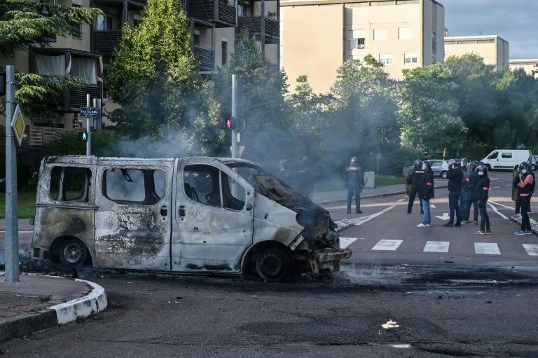 France arrests six chechens in raids after unrest