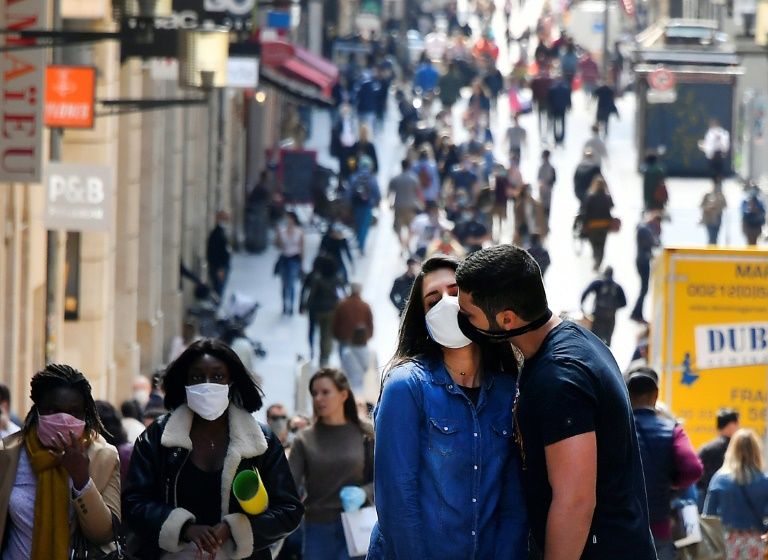 Kissing starts again in french films