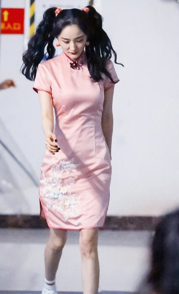 Yang Mi Shows Off Amazing Body in Qipao