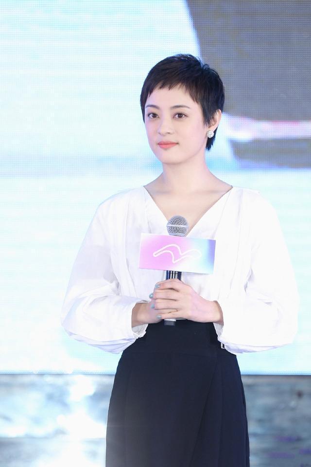 终于等来孙俪的长头发！时隔11年留长发，红唇配印花裙太有文艺范