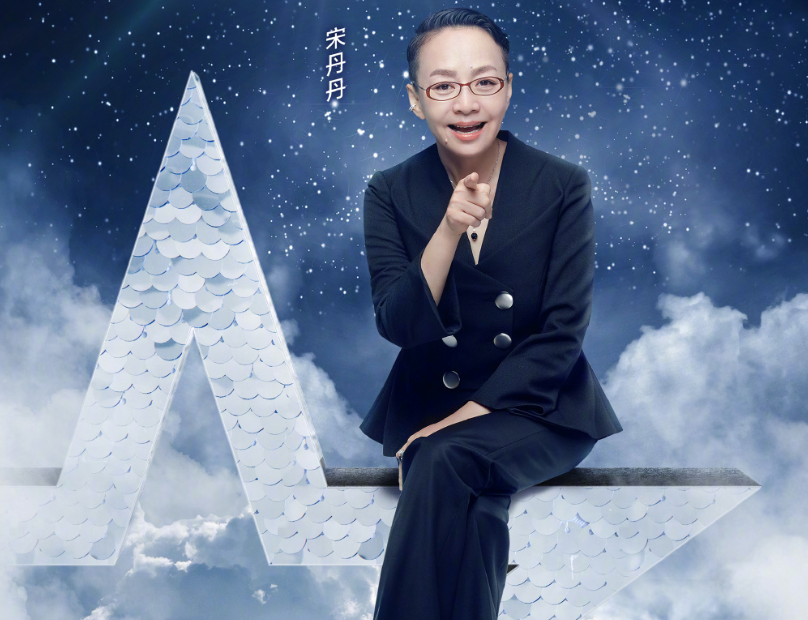 原创 宋丹丹近况曝光，与富豪老公打高尔夫，58岁的她私下小女人十足
