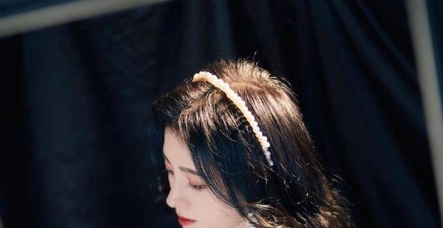 鞠婧祎全球仅一件的定制礼服，结果去年秦岚穿过，品牌方回应了