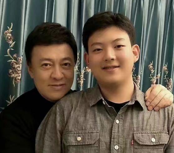 朱军18岁儿子罕曝光，体型健硕身高超过爸爸，多才多艺太优秀