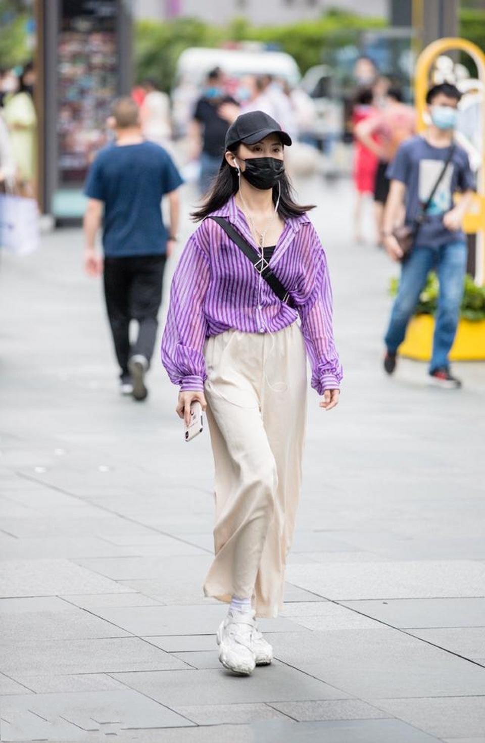 时尚穿搭：美女穿一条白色包臀裙，充满了品质感