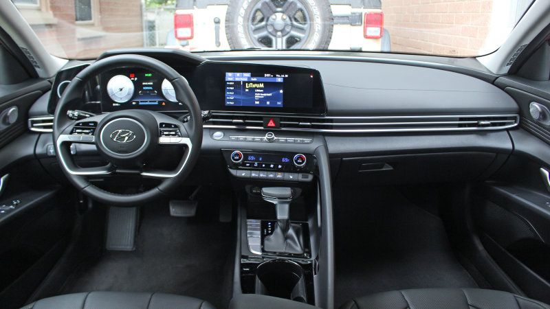 2021 Hyundai Elantra Interior Driveway Test | Five features we love; one we don't