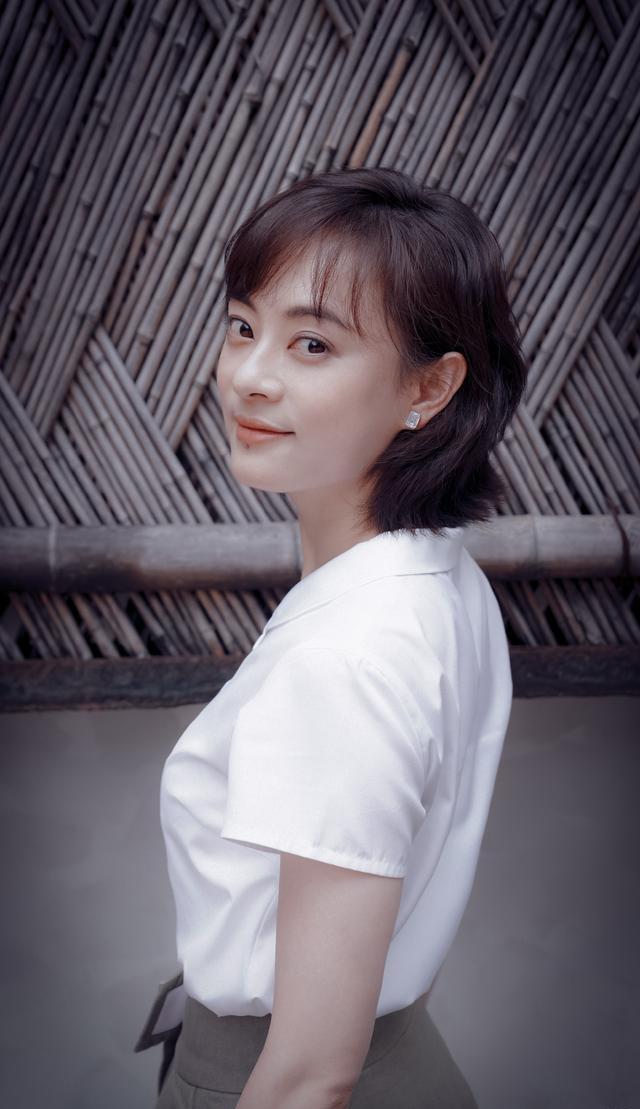 太可惜，孙俪又剪短发！穿露肩裙现身白玉兰，新发型好乖巧