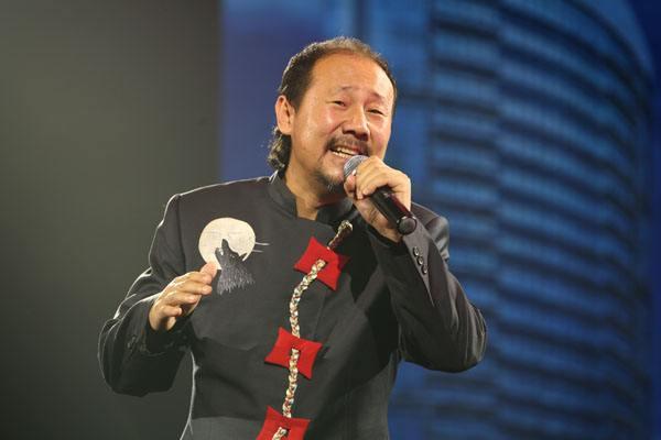 60岁腾格尔罕曝近况！获蒙古国总统颁发勋章，胡子花白精神仍饱满