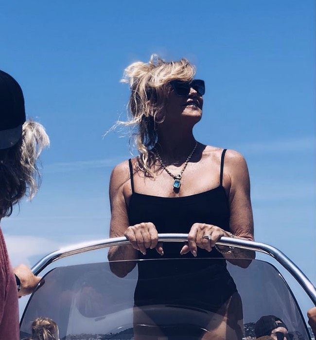 Goldie Hawn looks sensational in swimsuit snapshot