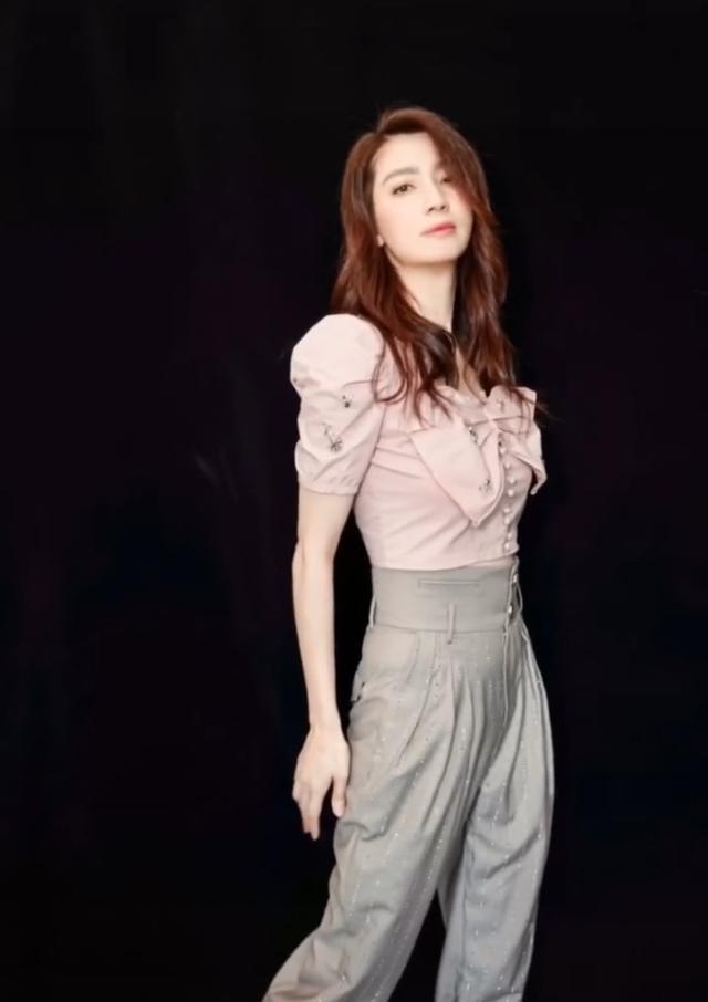 前港姐洪欣晒照，配文感谢儿女却只字不提张丹峰，网友：真离了？