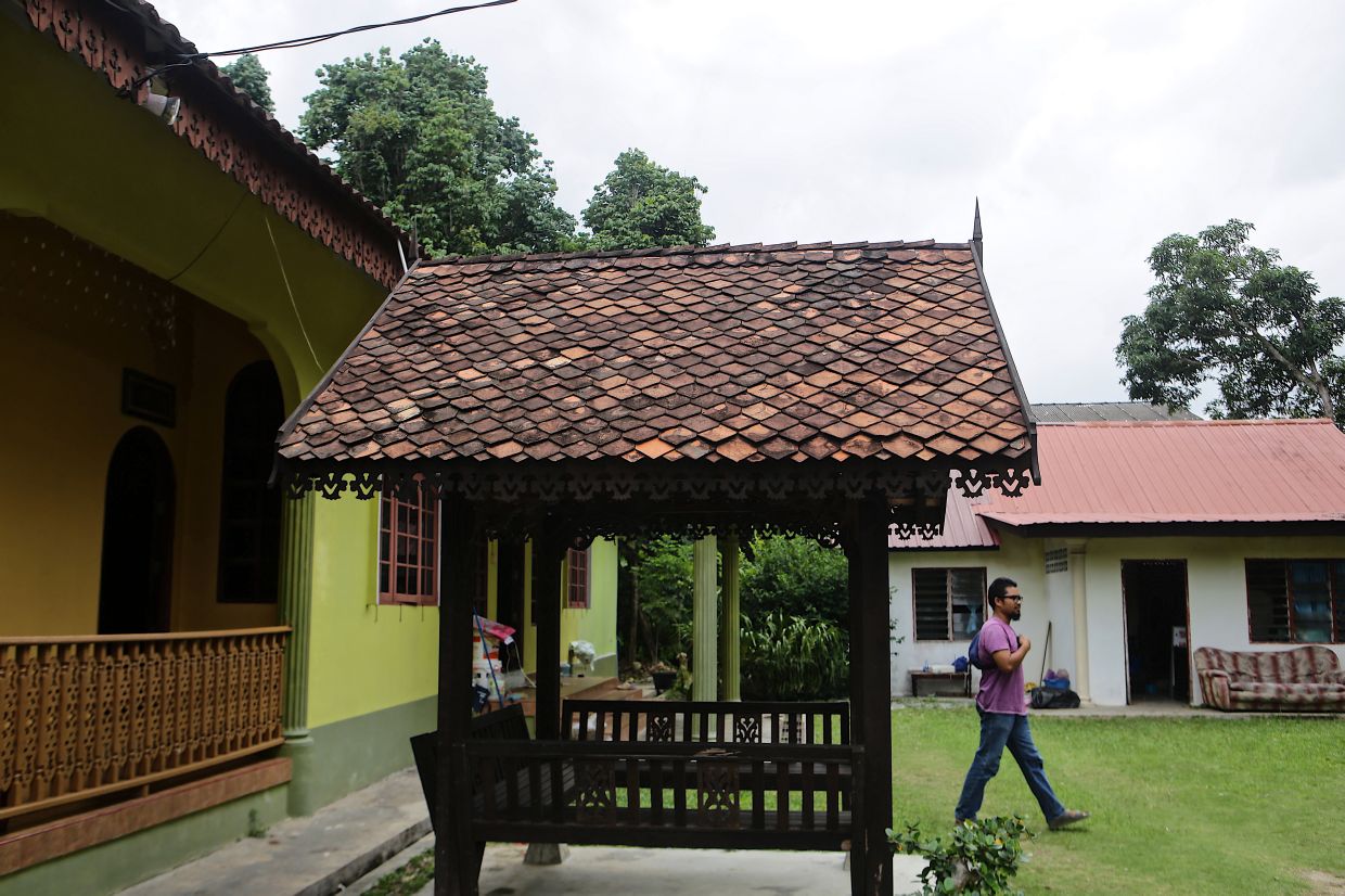 In Kelantan, a craftswoman preserves the singhora roof tile heritage