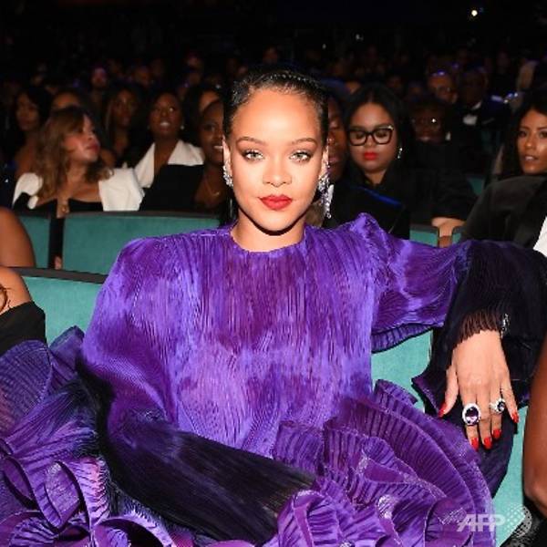 Singer Rihanna suffers black eye, bruising on face after e-scooter accident