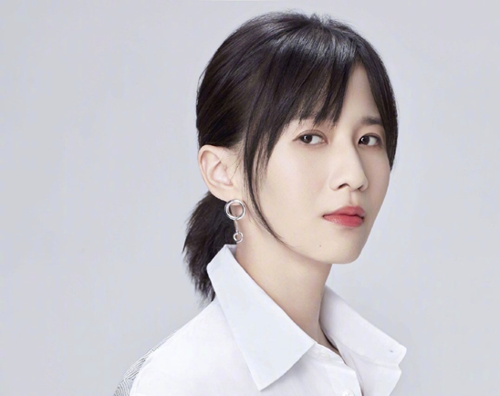 papi酱产后复出显苍老，眼窝深陷法令纹明显，少女变中年妇女