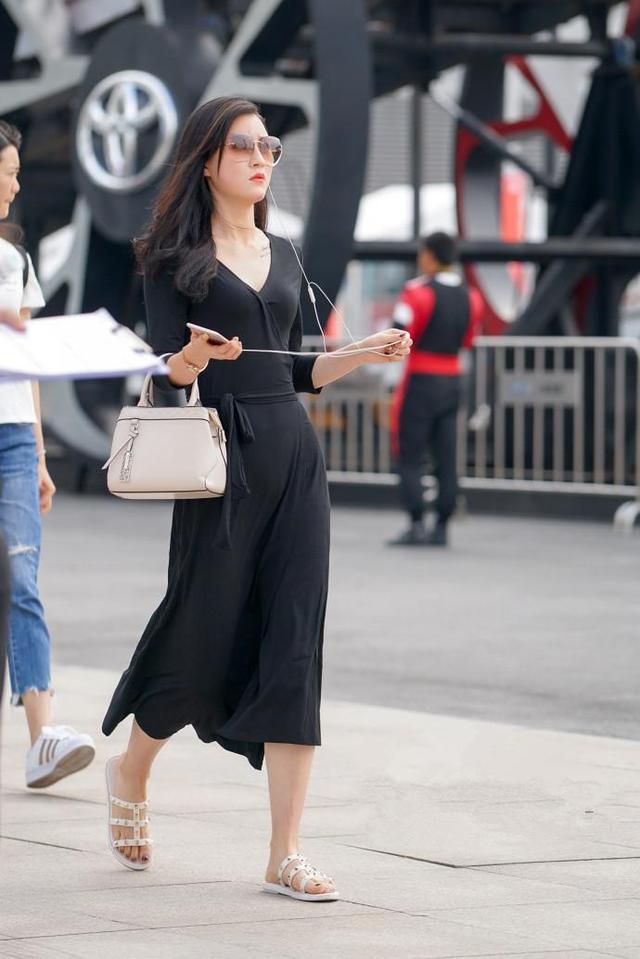 街拍：图3单身美女身材好火爆，你想约她一起去游泳吗？