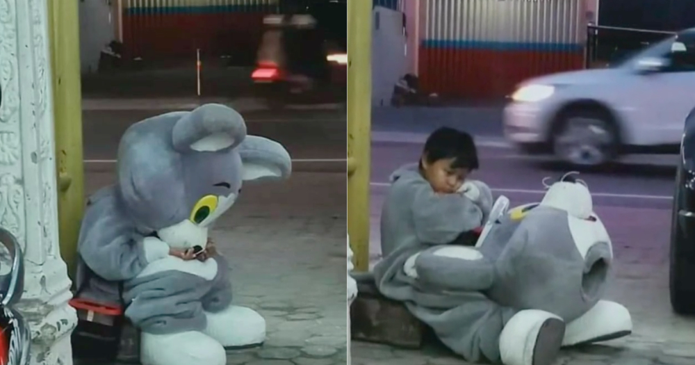 Indonesian boy, 9, wears mascot costume to entertain passers-by daily to help support family