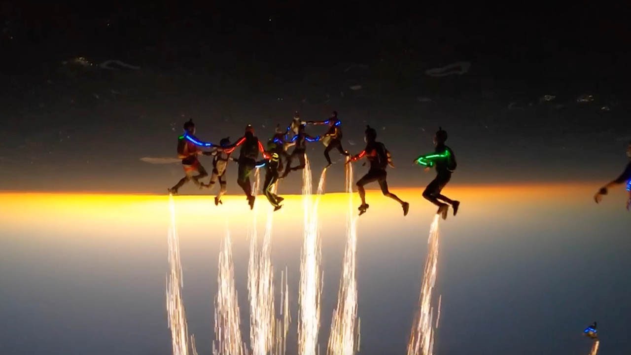 Amazing Pyrotechnic Display By Daring Skydivers