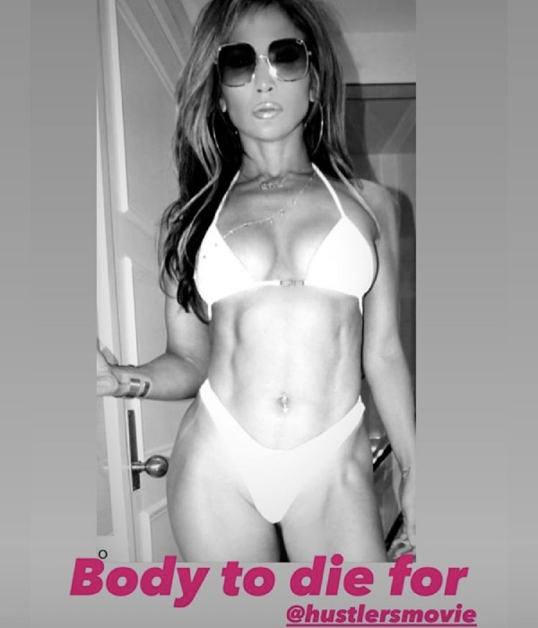 Jennifer Lopez showcases her bikini body and washboard abs in incredible swimsuit selfie