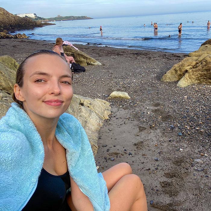 Jodie Comer stuns in bare-faced swimsuit selfie during Irish staycation