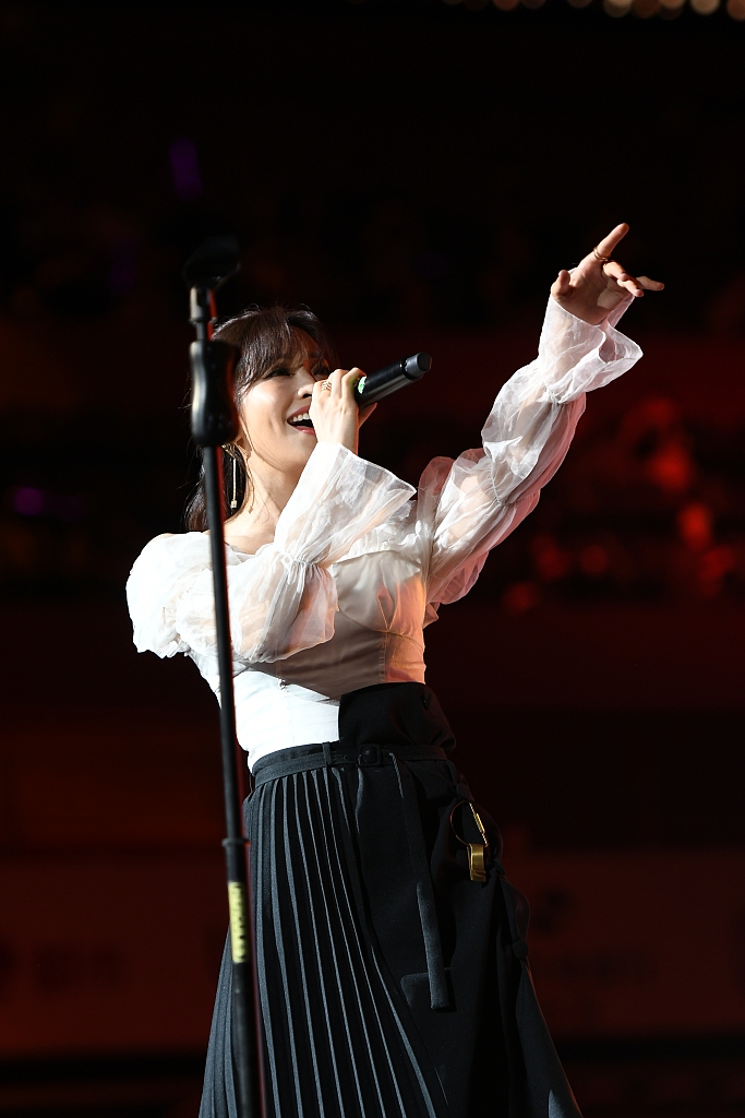 金莎穿成“人鱼公主”超温婉 黄龄披花裙唱成名作