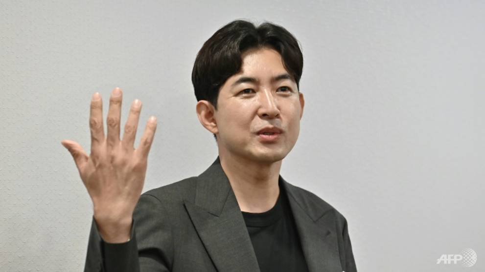 Nuts to politics: Ex-air steward eyes to lead South Korean party