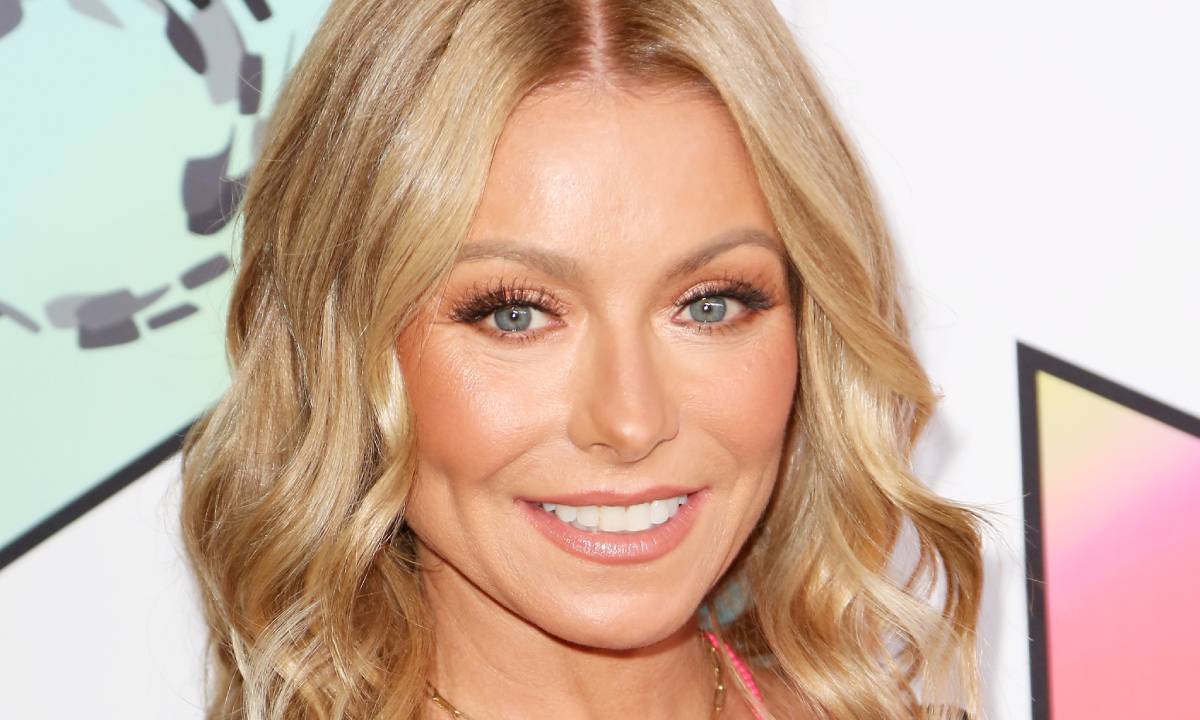 Kelly Ripa shares glimpse inside regal-inspired bedroom in the Hamptons