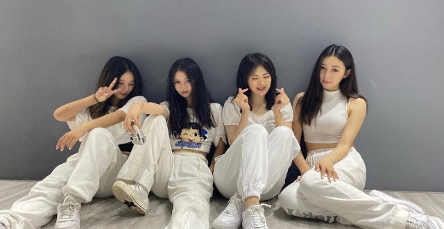 名媛组团出道？任正非小女儿姚安娜与名媛组舞团，稳站C位气质好