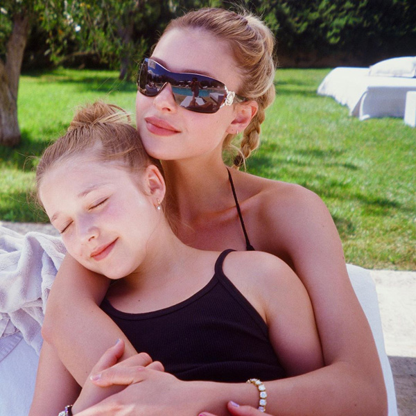 Harper Beckham's new photo with Brooklyn's fiancée melts fans hearts