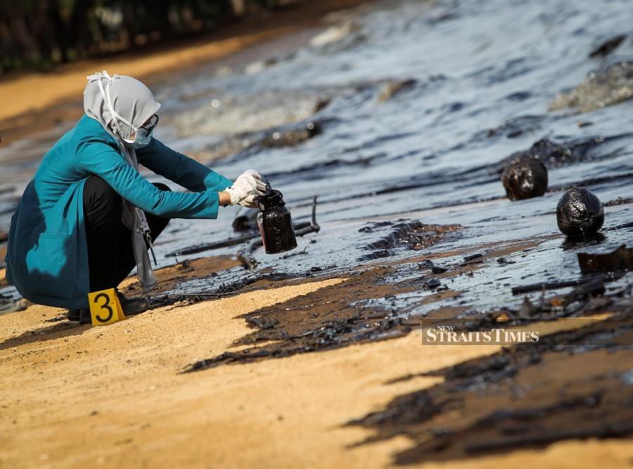 Mysterious oil spill pollutes Port Dickson beach | Nestia