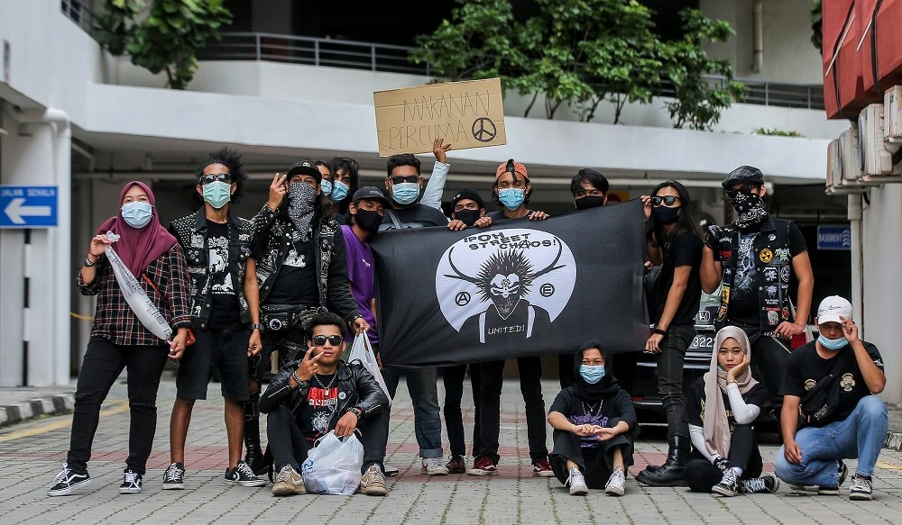 Young Malaysian Punk Group In Ipoh Continue Feeding Homeless Despite Being Judged For Their Appearance