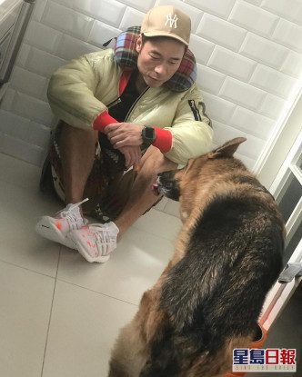 【独家】爱犬离世 强颜欢笑开工　郑秀文影合照失魂狂捽面