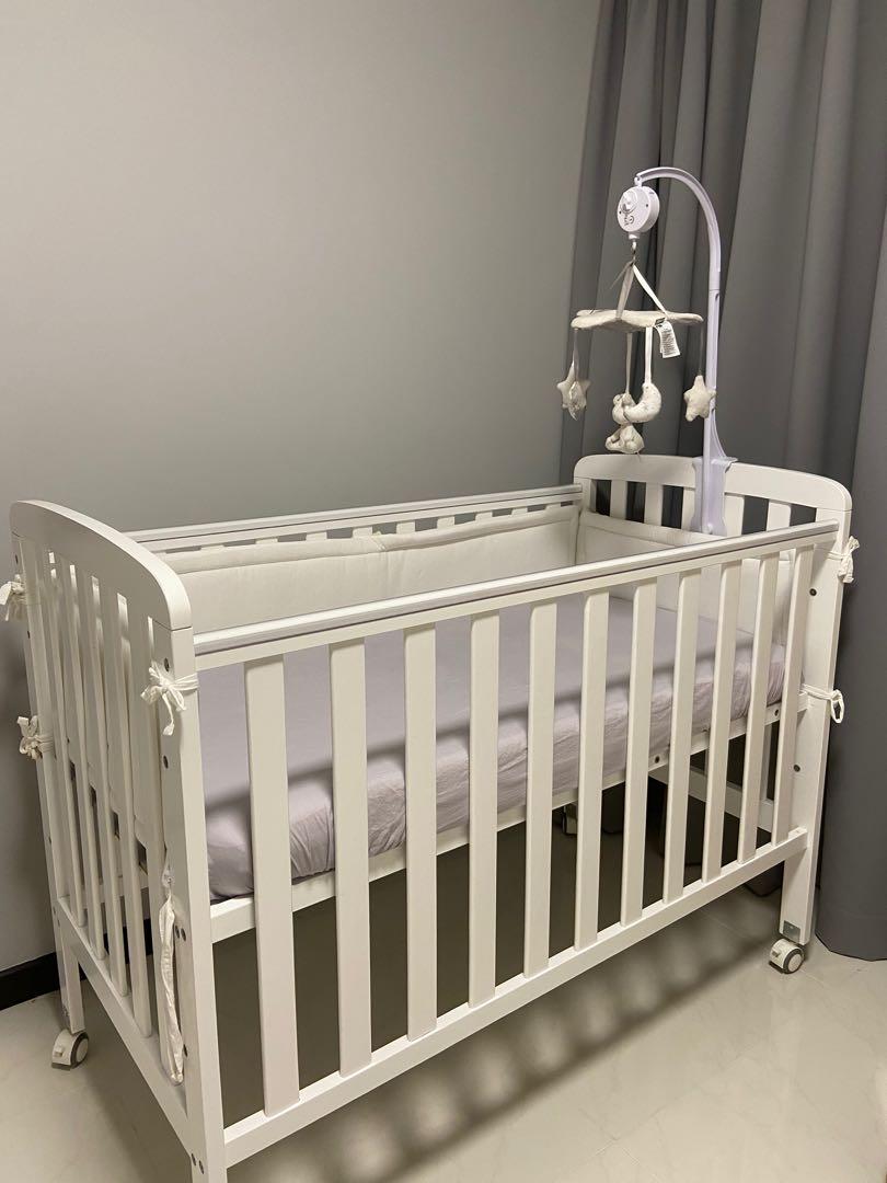 8 Best Baby Cots In Singapore To Keep Your Sleeping Newborn Safe, With Wheeled & Portable Options
