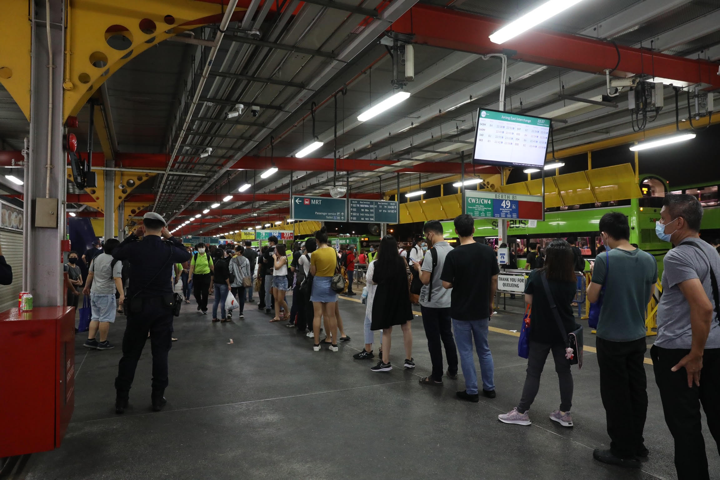 Power fault disrupts MRT services on North-South Line, East-West Line and Circle Line  