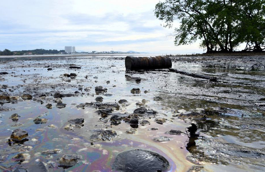 Agencies cleaning up oil spill at Port Dickson beach
