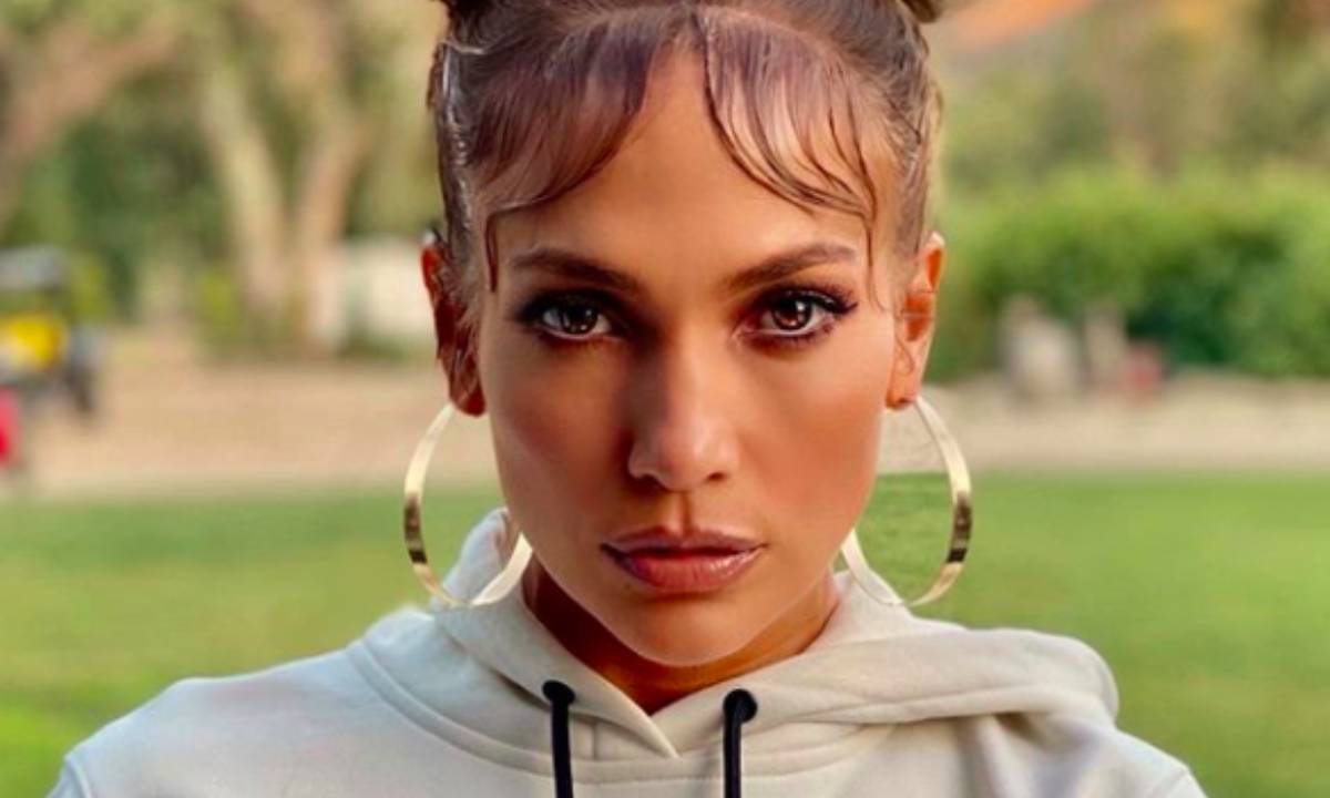 Jennifer Lopez shares rare photo with sisters Leslie and Lynda to mark special occasion